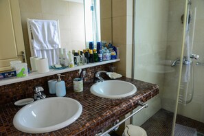 Villa, 4 habitaciones, alberca privada | Baño | Regadera, amenidades de baño gratuitas, secadora de cabello, toallas 