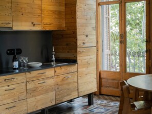 Kühlschrank, Mikrowelle, Wasserkocher mit Kaffee-/Teezubehör, Toaster