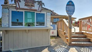 Exterior detail - Ocean View Condo • NEWLY UPDATED! • Steps to Beach • Family Friendly • Sleeps 6 (Hilton Head Island)