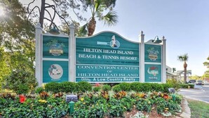 Une enseigne indiquant l’emplacement du complexe Hilton Head Island Beach & Tennis Resort, qui comprend un centre de congrès et un bureau d’agence immobilière spécialisée dans les propriétés de la région côtière.