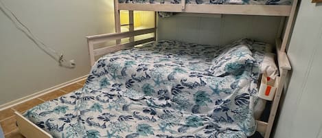 2 habitaciones, tabla de planchar con plancha y cuna de viaje