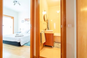 2 bedrooms, iron/ironing board, WiFi, bed sheets - Porto city and beach apartment (Lavra)