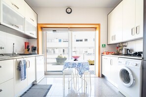 Een koelkast, een magnetron, een oven, een kookplaat