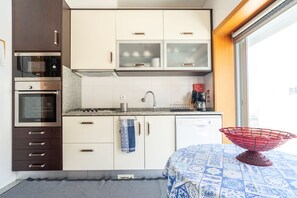 Een koelkast, een magnetron, een oven, een kookplaat