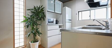 Refrigerador, microondas, parrilla de estufa y tetera eléctrica