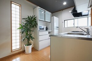 Refrigerador, microondas, parrilla de estufa y tetera eléctrica