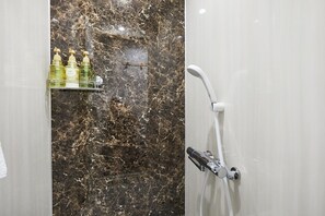Chuveiro, secador de cabelo, toalhas de banho, shampoo
