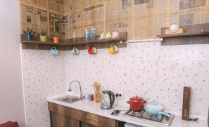 Fridge, microwave, oven, stovetop - The Librarians' Flat (Dzveli Tbilisi)
