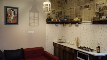 Fridge, microwave, oven, stovetop