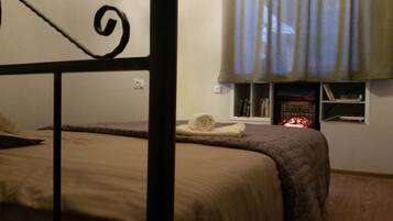 1 habitación, tabla de planchar con plancha, wifi gratis y ropa de cama