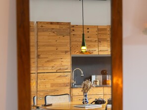 Jääkaappi, mikroaaltouuni, kahvin-/teenkeitin, leivänpaahdin