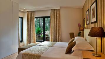 4 chambres, coffres-forts dans les chambres, fer et planche Ă repasser