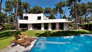 Piscine extérieure, chaises longues