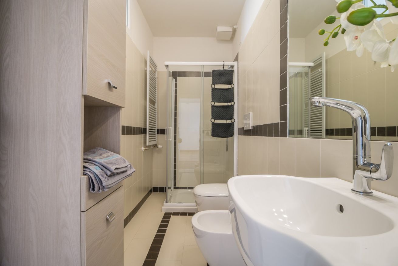 Shower, hair dryer, bidet, towels