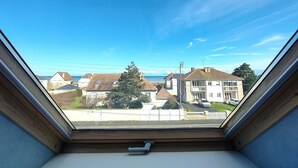 Un tragaluz con vistas a casas residenciales y un cielo despejado.