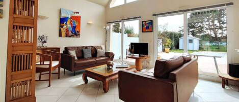 Fernseher, BĂŒcher, Stereoanlage