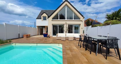 VILLA DES ARTS, Beautiful seaside vacation home with private pool