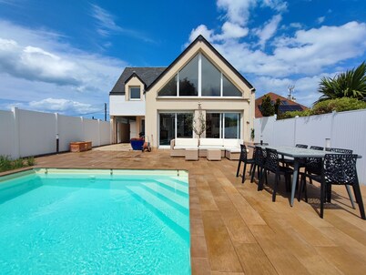 VILLA DES ARTS, Beautiful seaside vacation home with private pool