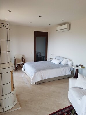 4 bedrooms, desk, iron/ironing board, free WiFi