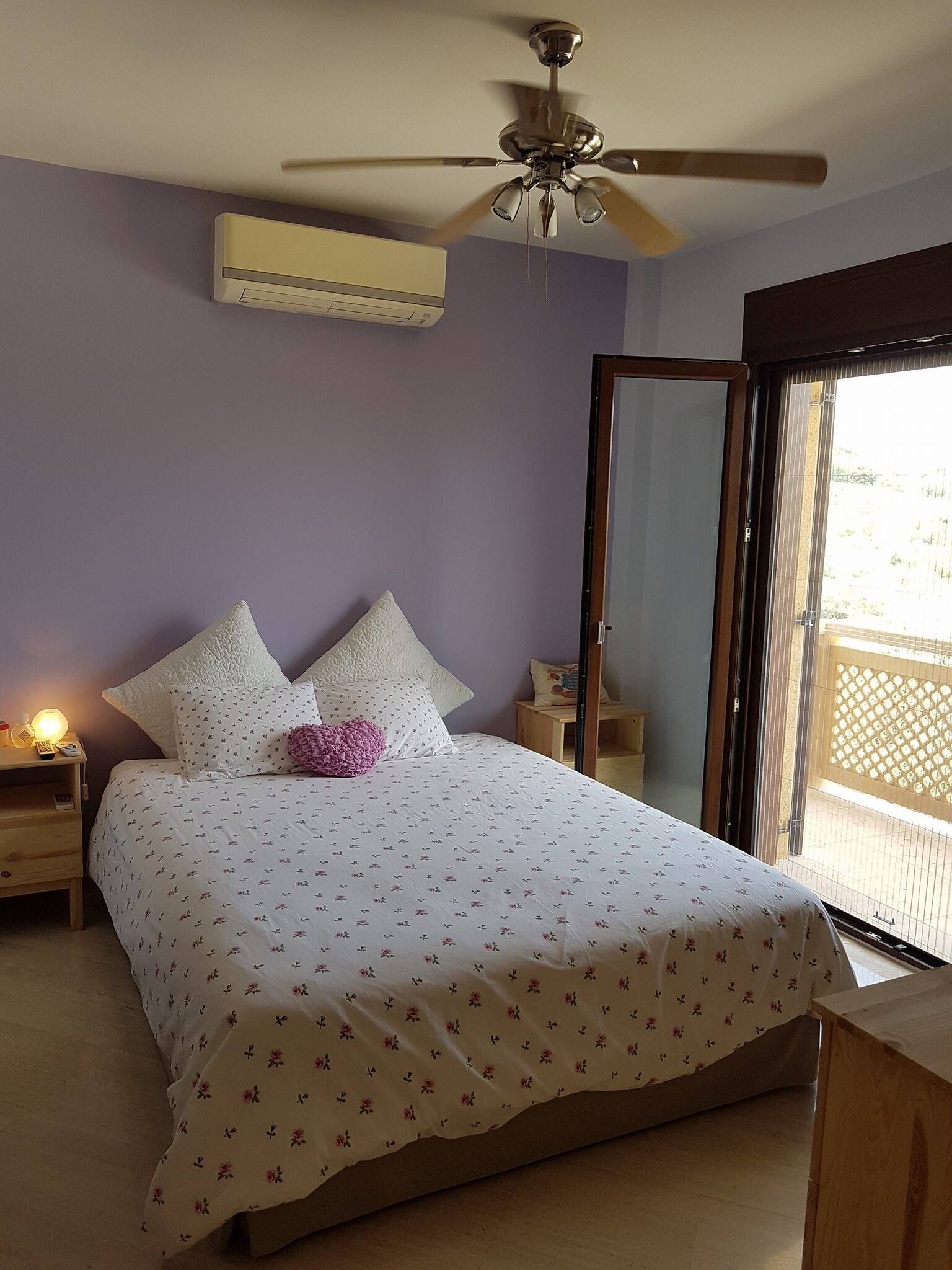 5 Schlafzimmer, Schreibtisch, Bügeleisen/Bügelbrett, Reisekinderbett