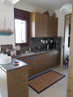 Réfrigérateur, four à micro-ondes, un four, surface de cuisson