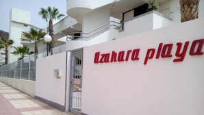L’entrée d’un immeuble sur laquelle on peut lire l’inscription « Ozahara Playa ».