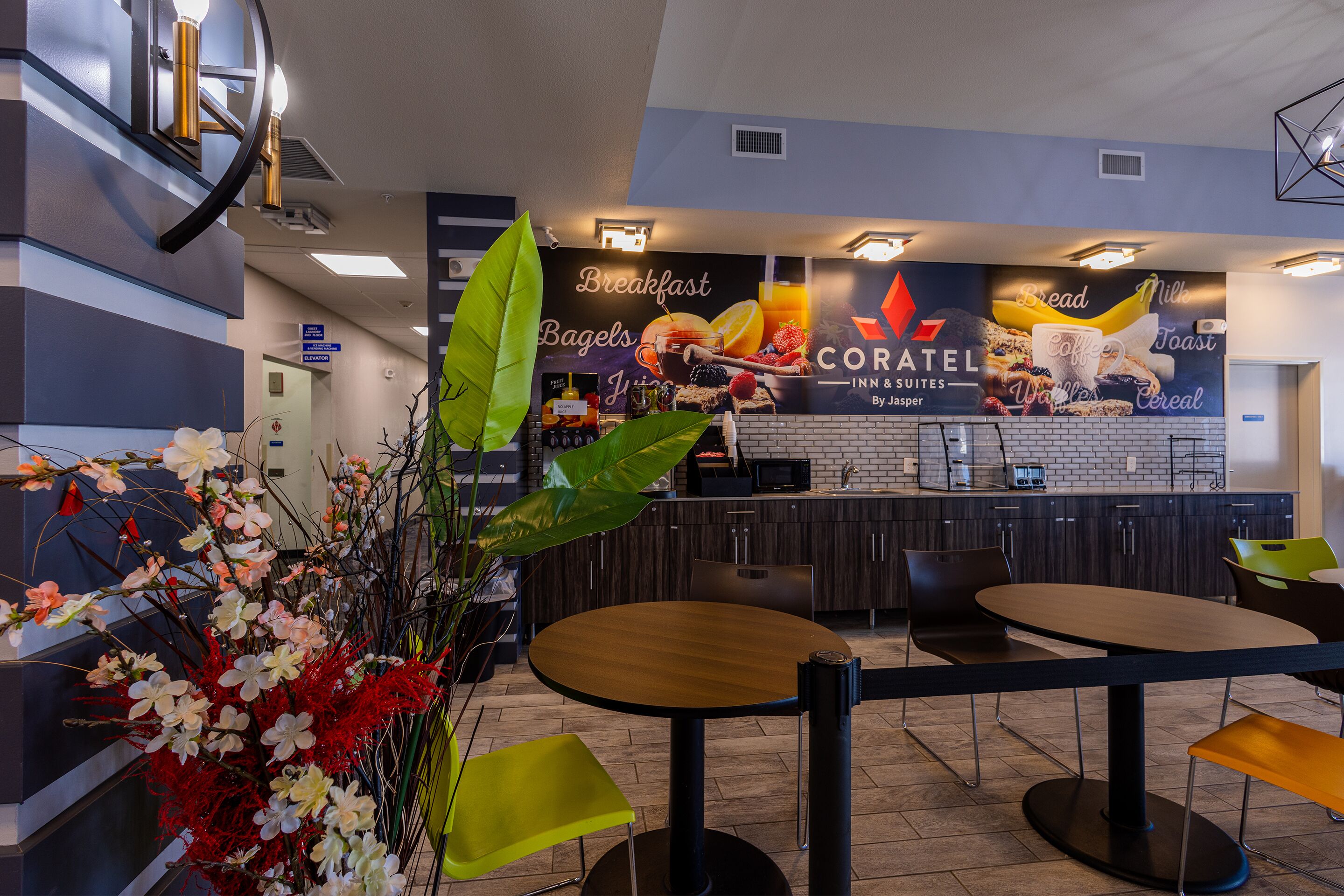 خزنة داخل الغرفة ومكتب ومساحة عمل للكمبيوتر المحمول وستائر تعتيم