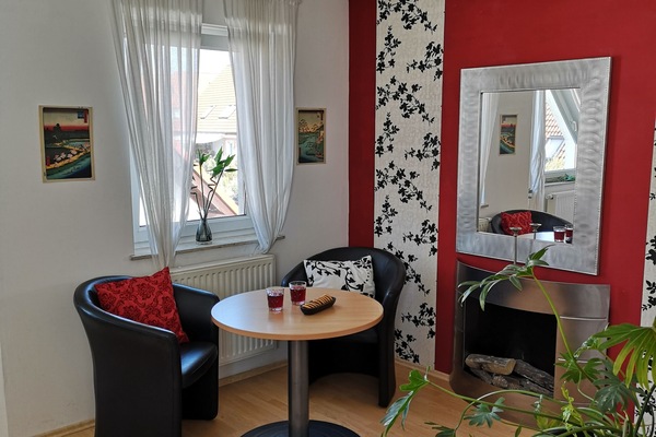 Loungesessel im großen Schlafzimmer