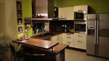 Kühlschrank, Mikrowelle, Ofen, Herdplatte