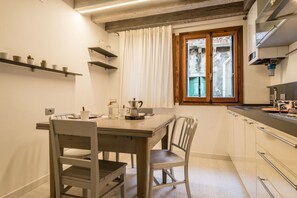 Frigorifero, forno, piano cottura, lavastoviglie