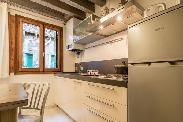 Fridge, oven, stovetop, dishwasher