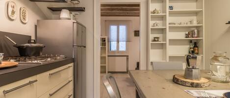 Frigorífico, horno, placa de cocina y lavavajillas