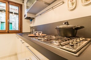 Fridge, oven, stovetop, dishwasher