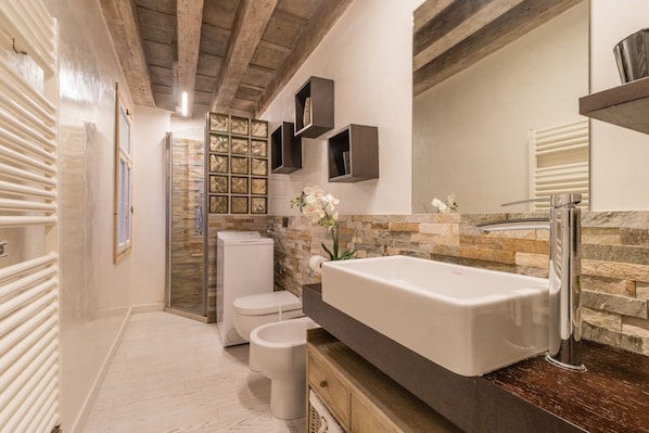 Dusche, Haartrockner, Bidet, Handtücher