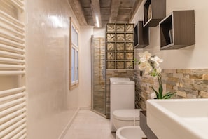 Douche, sèche-cheveux, bidet, serviettes fournies