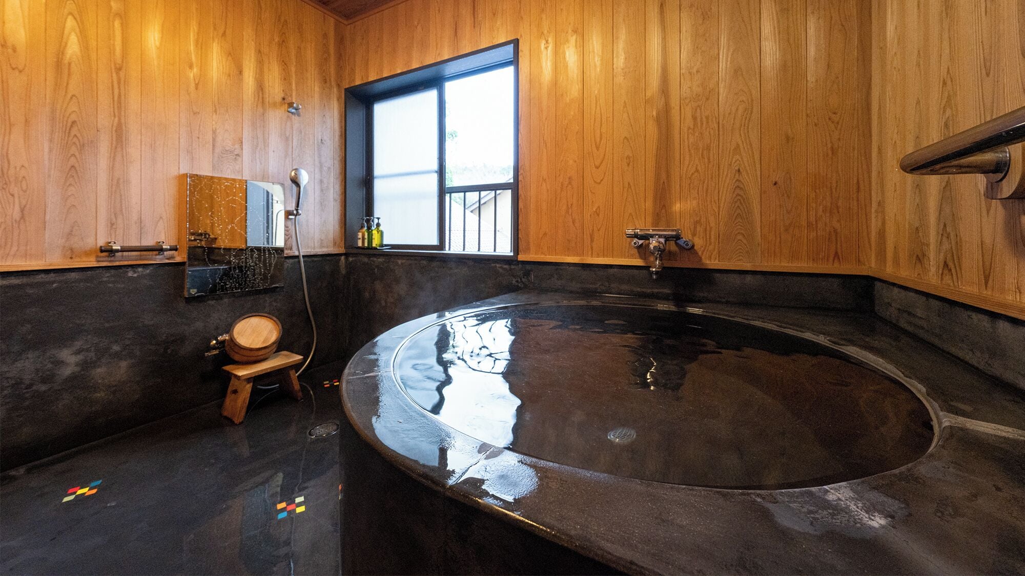 Kamar mandi | Perlengkapan mandi gratis, pengering rambut,  dan kloset