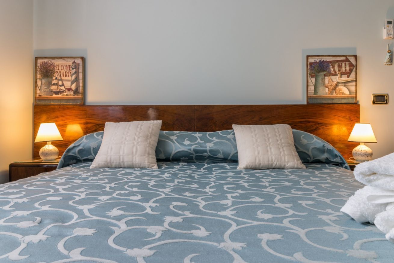 2 habitaciones, tabla de planchar con plancha y ropa de cama 