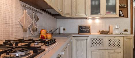 KĂŒhlschrank, Mikrowelle, Ofen, GeschirrspĂŒler