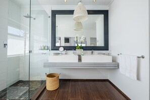 Baignoire, baignoire à jets, sèche-cheveux, serviettes fournies