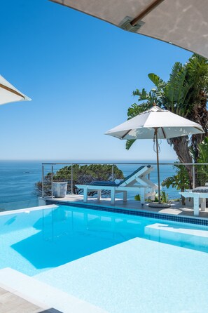 Una piscina al aire libre, una piscina infinita