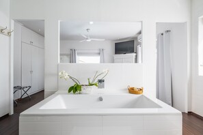 Bathtub, jetted tub, hair dryer, towels - Clifton Sunset (Family Home) (Cape Town)