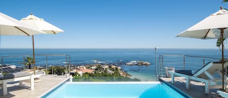 Een buitenzwembad, een infinity pool