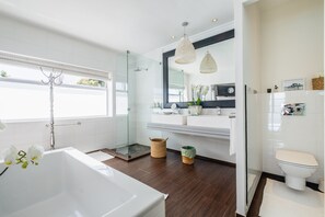 Badewanne, Whirlpool, Haartrockner, Handtücher