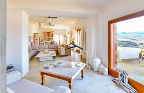 Smart TV, fireplace, stereo - The "Charming Waterfront Retreat", with a pool & access to the sea, near Otzia (Kea)