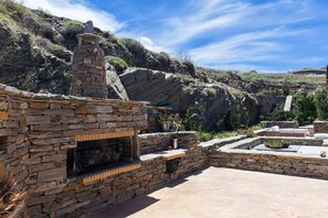 Terrace/patio - The "Charming Waterfront Retreat", with a pool & access to the sea, near Otzia (Kea)