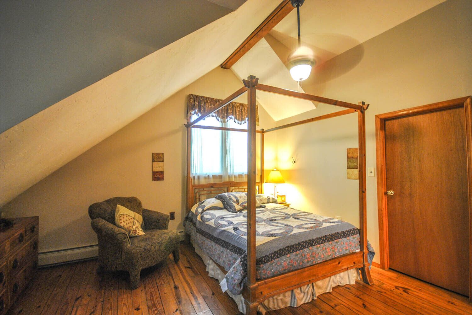 3 habitaciones, tabla de planchar con plancha, internet y ropa de cama 