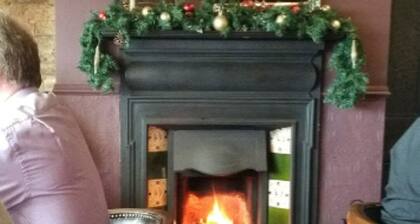 QUIRKY COTTAGE SLEEPING 8 YARM B&B S/C ADJOINING FOX COVERT PUB YARM