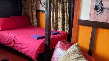 4 bedrooms, iron/ironing board, WiFi, bed sheets