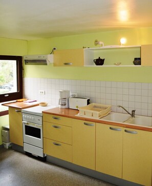 Jääkaappi, uuni, leivänpaahdin, keittoastiat/astiat/ruokailuvälineet