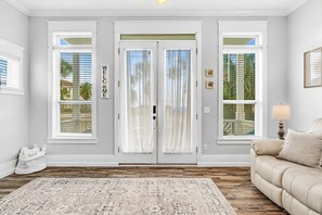 テレビ、DVD プレーヤー